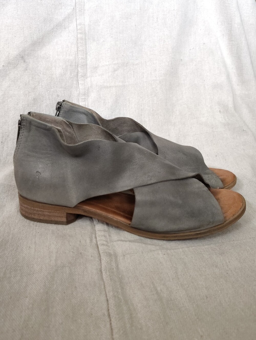 ROAN by Bed|Stü Betty Gray Distressed Leather Sandals Sz 7.5 Back Zip